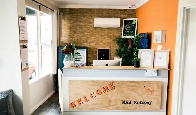 Birou de check-in la Mad Monkey pe Broadway din Sydney, Australia