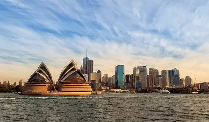 Opera v Sydney při pohledu z vody