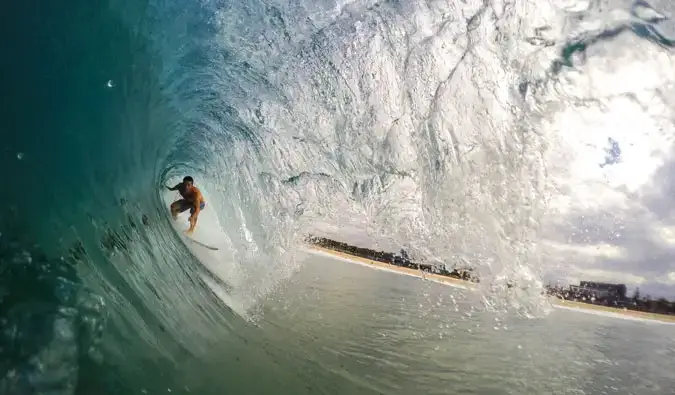 Un surfista en el barril en Australia