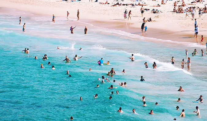 Folk svømmer ved en av de mange vakre strendene i Australia