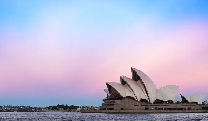 Slavenais Sidnejas operas nams krēslas laikā Austrālijā