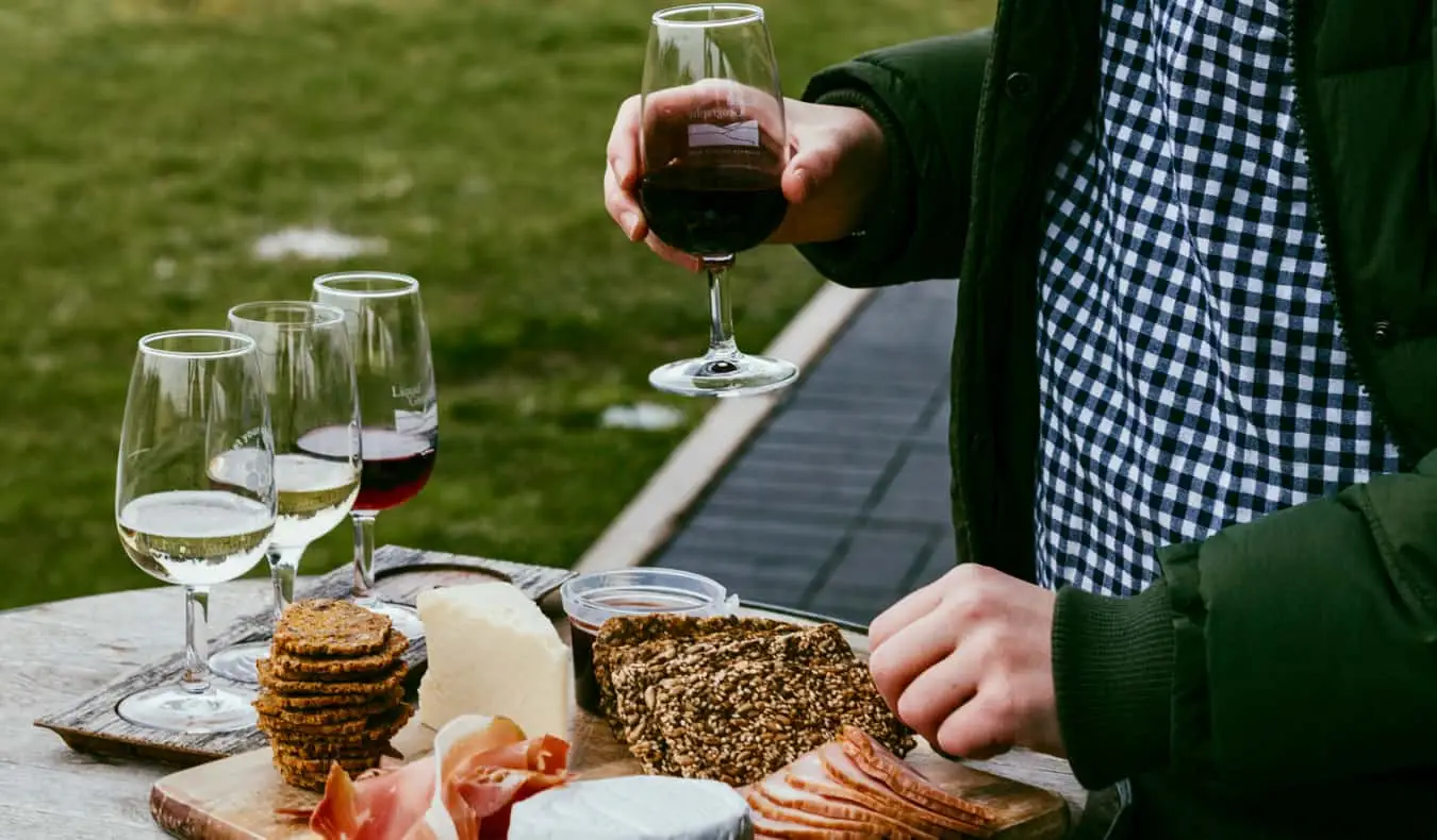 Isang cheese platter sa tabi ng ilang baso ng Australian wine