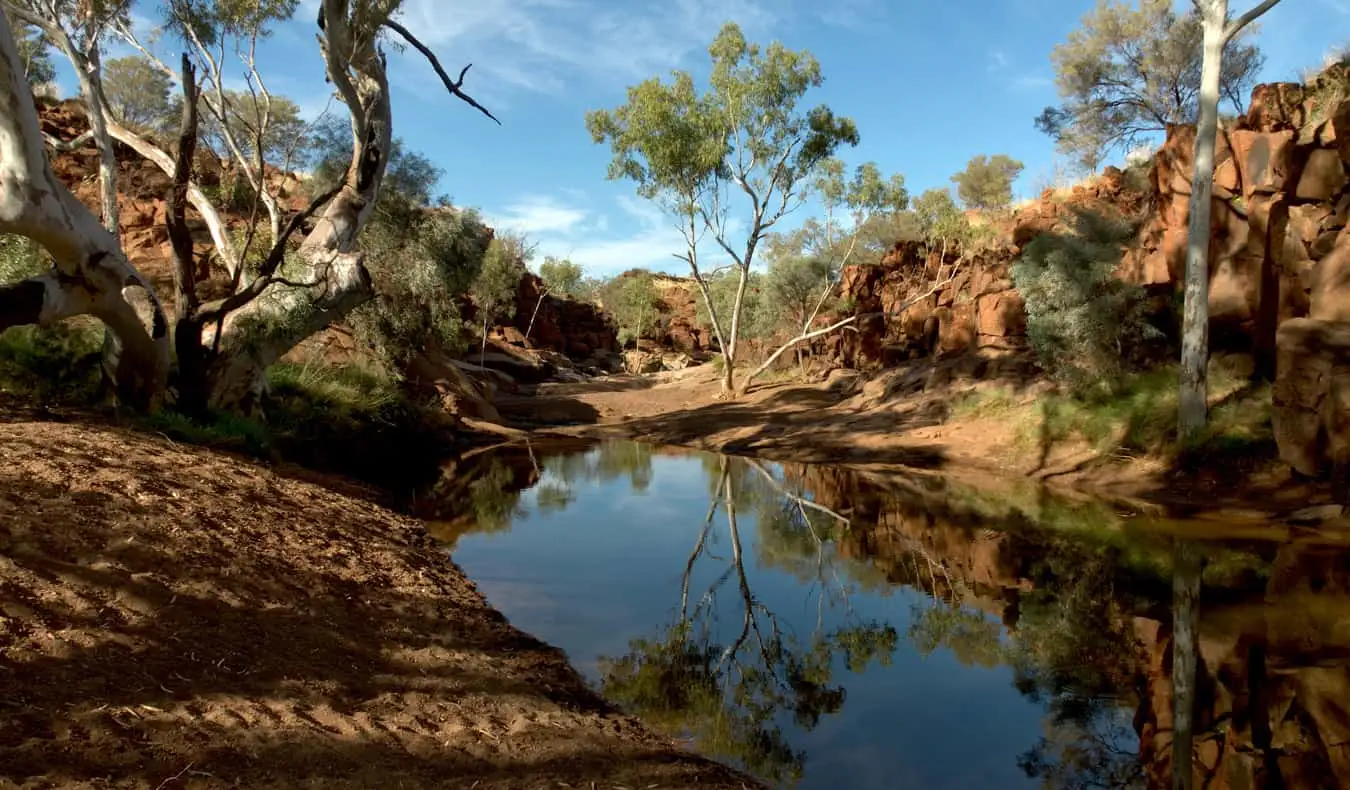 아름다운 서호주(Western Australia)의 험준한 절벽과 작은 강