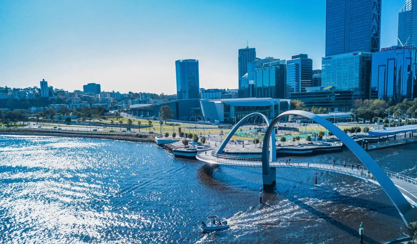 Die Skyline von Perth, Australien nahe der Küste im Sommer