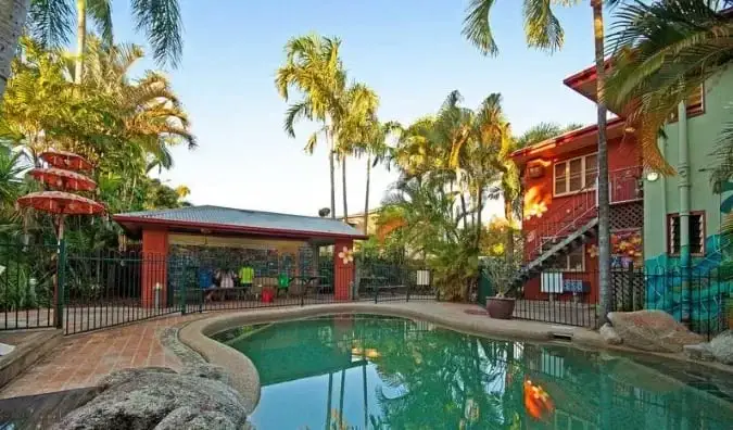 Piscina al aire libre rodeada de palmeras en Traveler