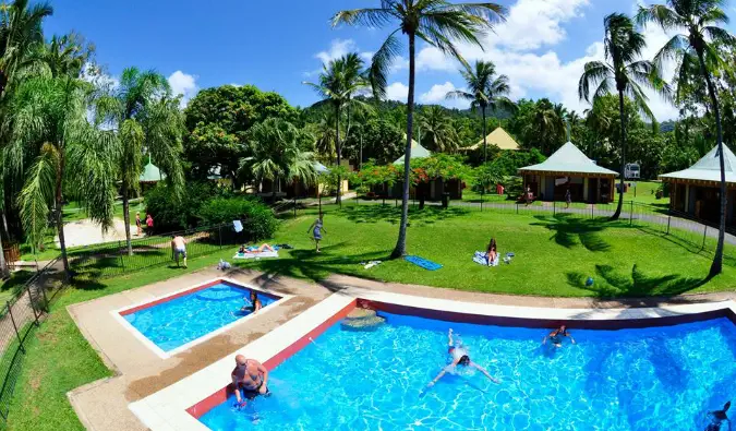 Birdseye view ng bakuran na may dalawang swimming pool sa Nomads Noosa hostel sa Noosa, Australia