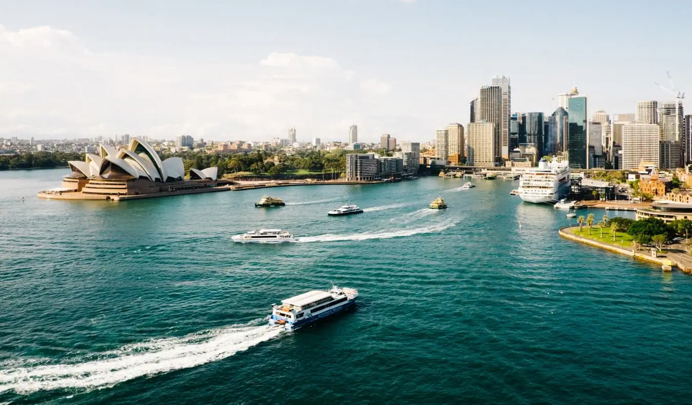 Sydney silhuett med båtar i hamnen