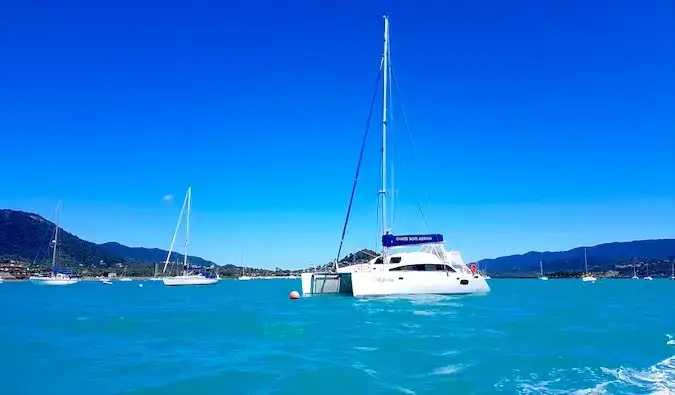 Paglalayag sa paligid ng nakamamanghang Whitsunday Islands sa Australia