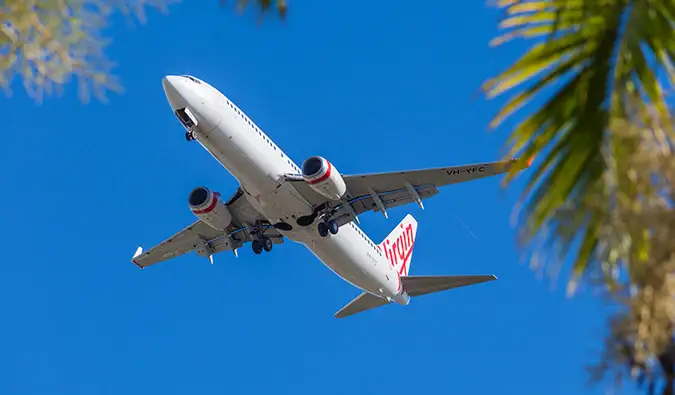 Un avion de Virgin Australia volant contre un ciel bleu vif