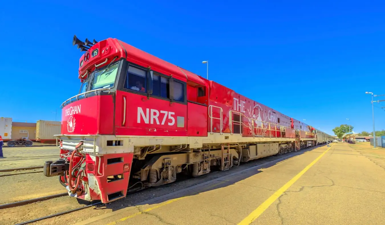 Słynny czerwony luksusowy pociąg The Ghan w Australii