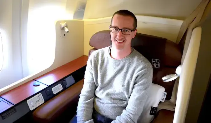 Keith de Point Hacks gaudint de la primera classe de Japan Airlines entre Sydney i Tòquio