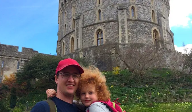 Keith és un turista amb la seva filla al castell de Windsor