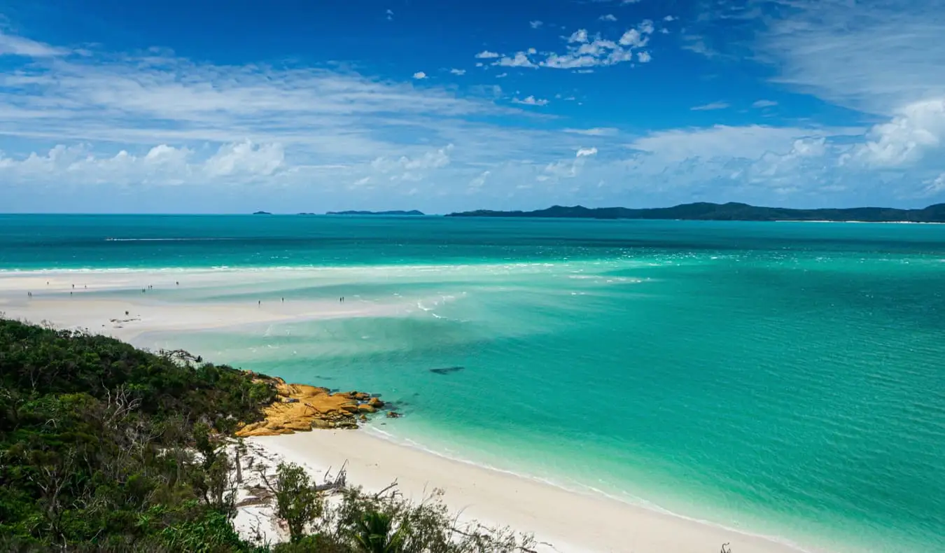 Una bonica platja en un dia assolellat als Whitsundays, Austràlia