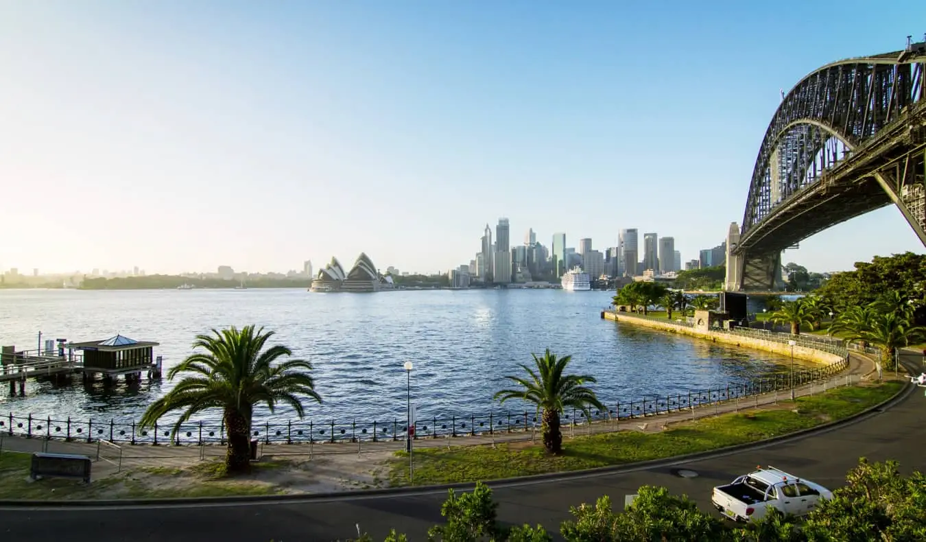 Een zicht op Sydney vanaf de overkant van het water nabij het Opera House in Australië