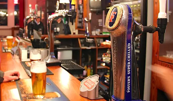 Uma torneira de cerveja em um bar que vende bebidas baratas