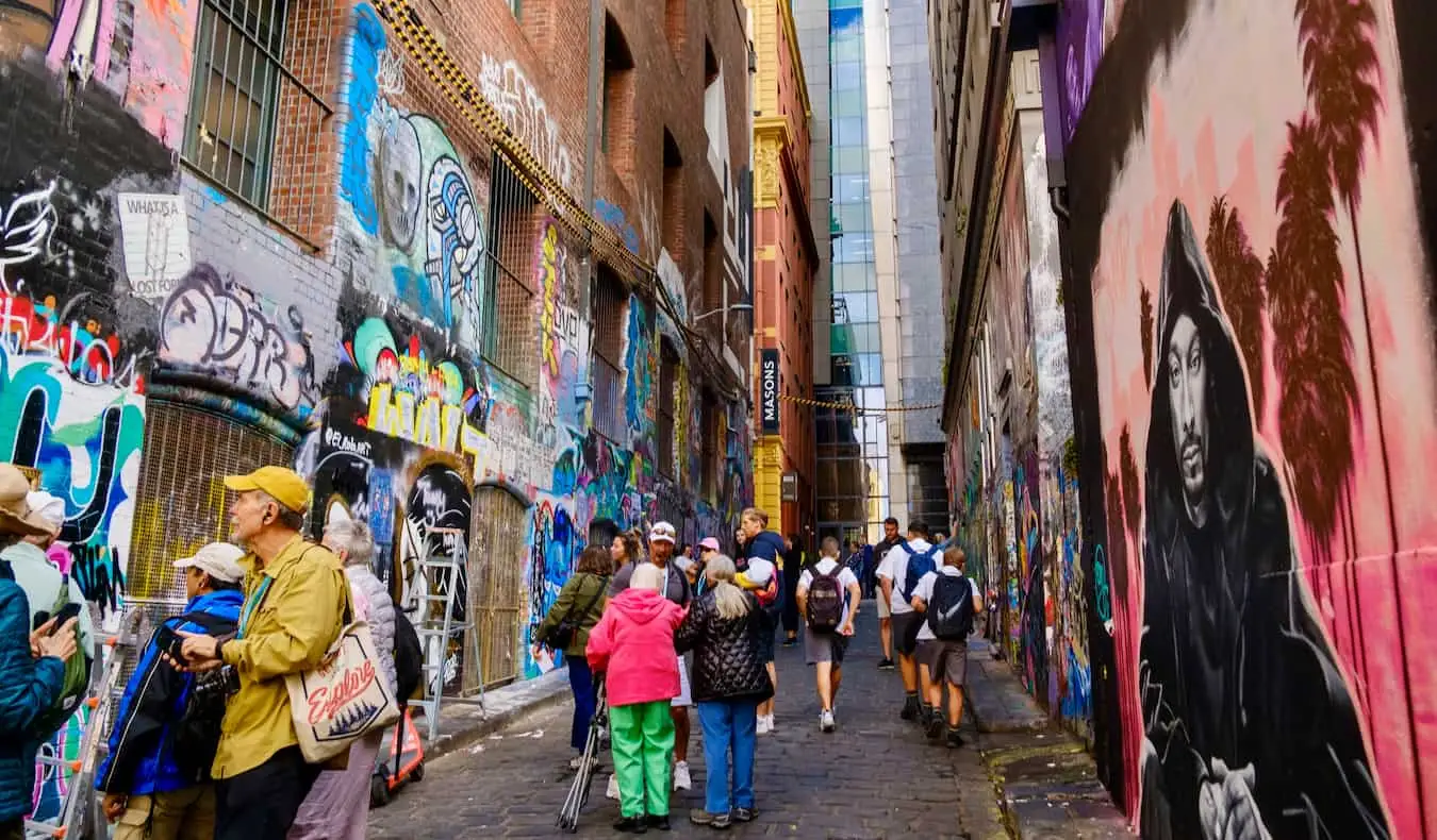 Menő utcai művészet és falfestmények egy keskeny úton Melbourne-ben, Ausztráliában