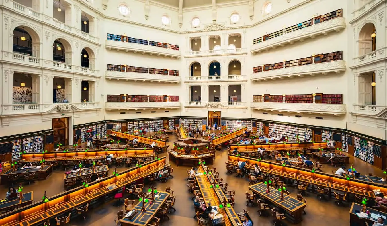 Det staselige og romslige interiøret i State Library i Melbourne, Australia