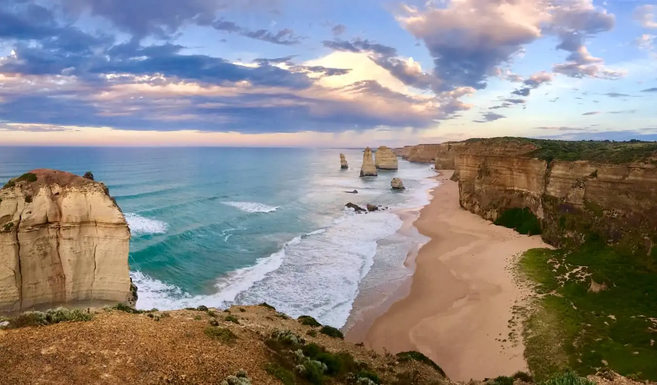 Güzel, güneşli bir günde Melbourne, Avustralya yakınlarındaki ünlü 12 Havari