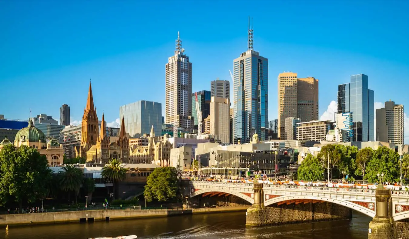 Den ruvende skyline av Melbourne, Australia på en lys sommerdag