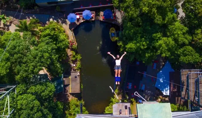 Seseorang melompat dari platform bungy yang tinggi di Cairns, Australia