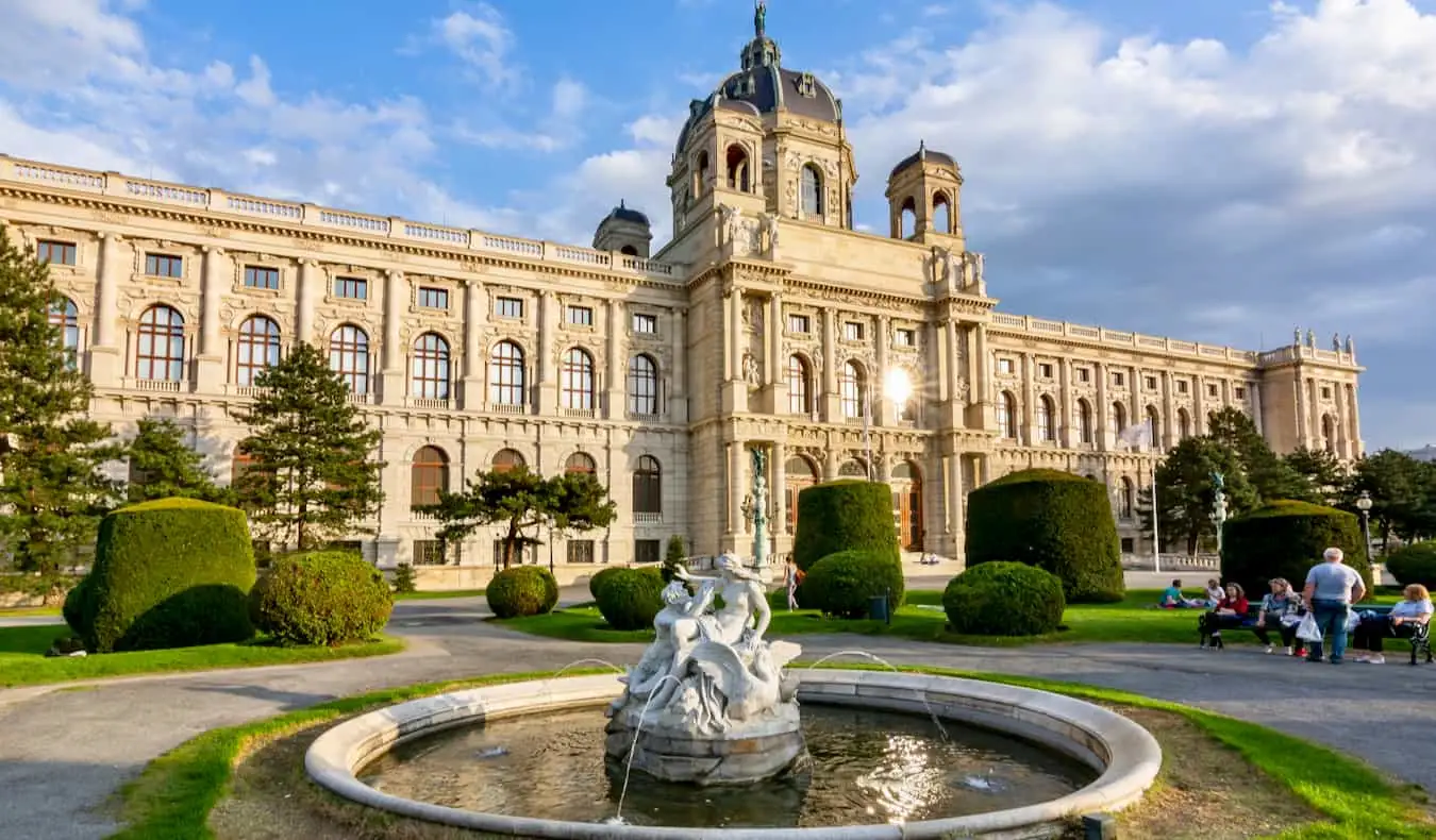 Múzeum výtvarného umenia, masívna a historická budova, vo Viedni v Rakúsku