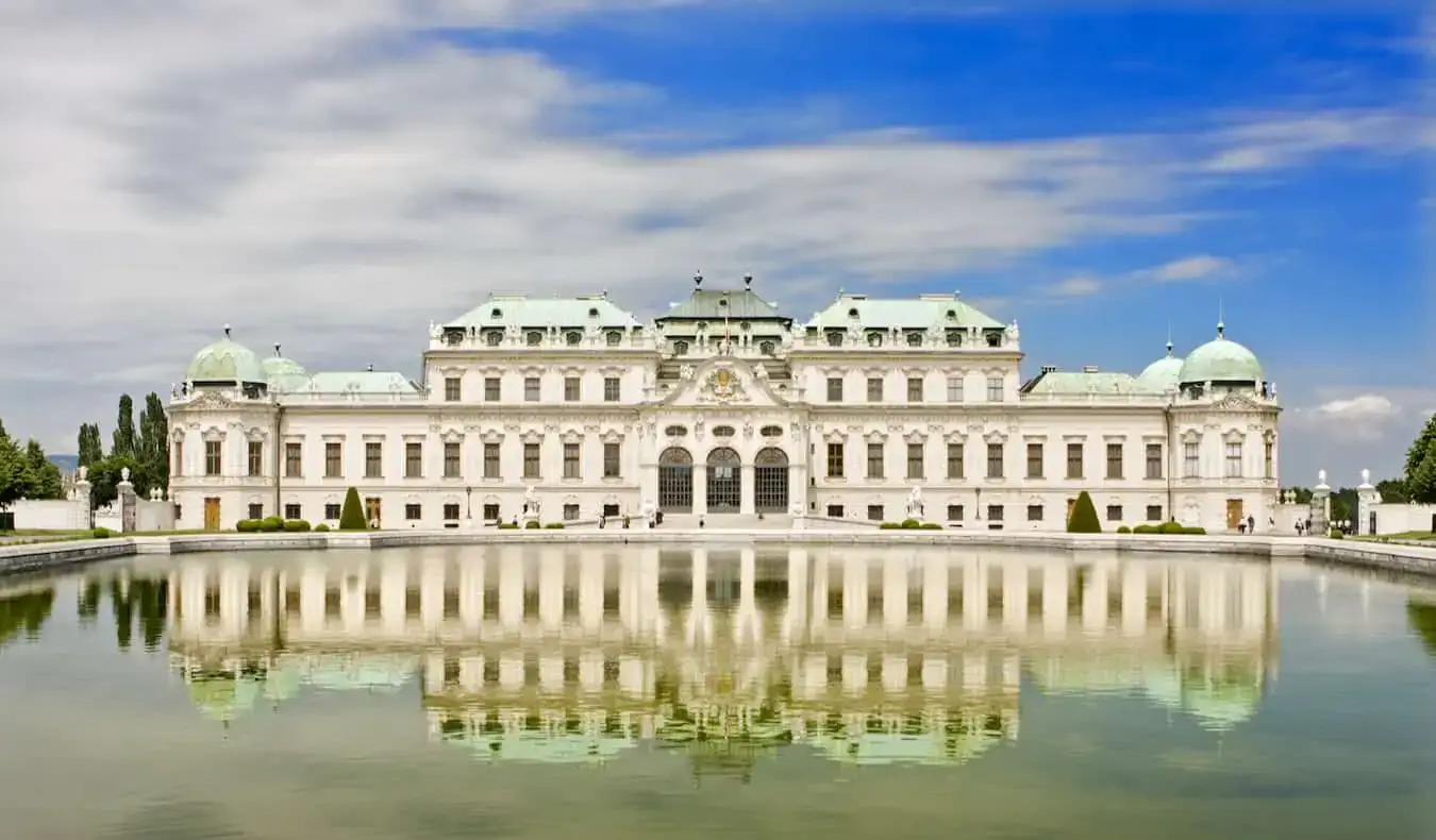 Uno de los muchos palacios históricos enormes en la impresionante Viena, Austria