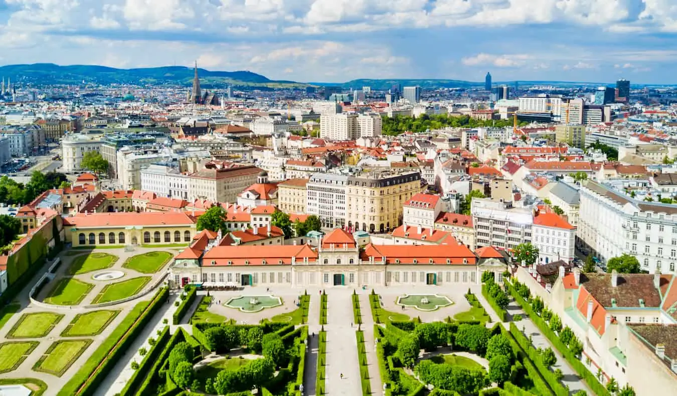 Gleznains skats ar skatu uz satriecošo Vīni, Austriju gaišā un saulainā vasaras dienā