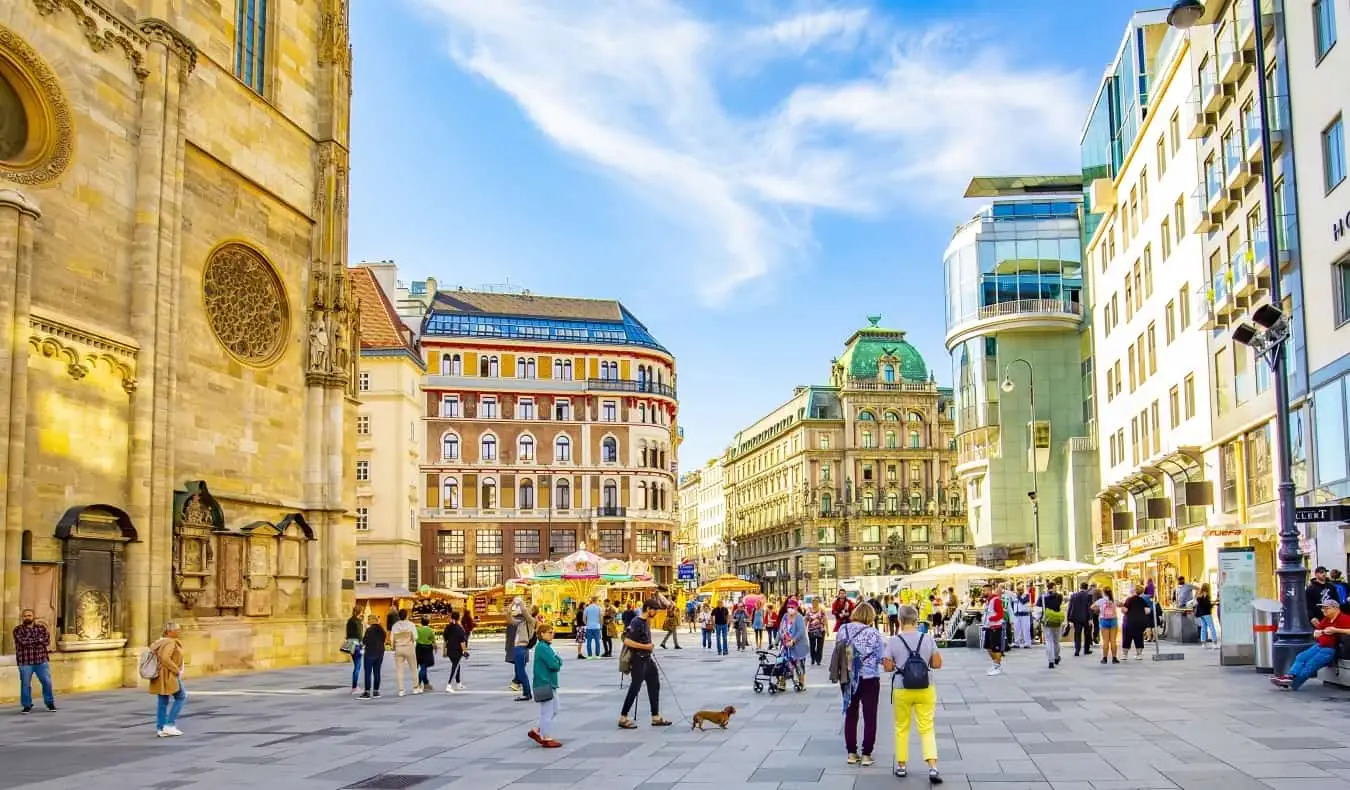 Orang-orang berjalan di sekitar Stephansplatz Square pada hari yang cerah di Wina, Austria