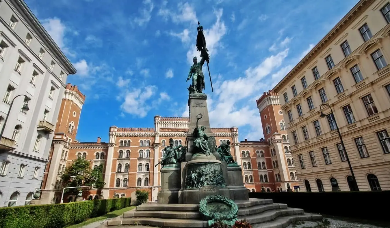 Statuja ārpus Rossauer kazarmām Vīnē, Austrijā