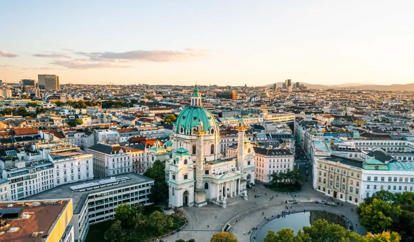 Satriecošs bezpilota skats uz Vīni, Austriju ar Karlskirche priekšplānā