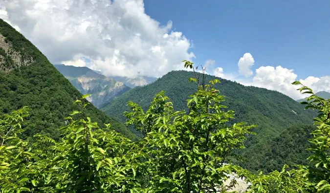 阳光明媚的夏日，阿塞拜疆乡村郁郁葱葱、高耸的山脉