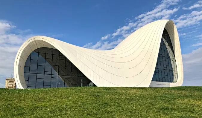 Un diseño de museo vanguardista con muchas curvas en la soleada Bakú, Azerbaiyán.