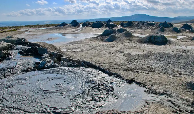 muddervulkaner, der bobler op på stenet terræn i Aserbajdsjan