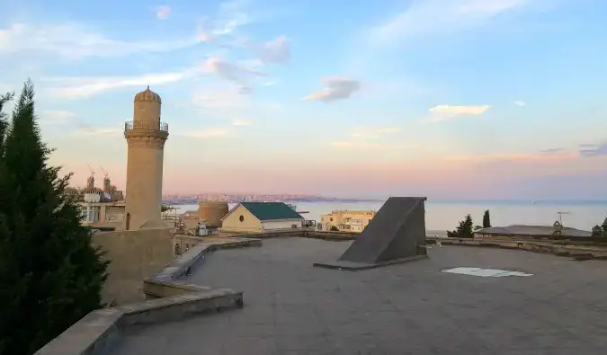 Una posta de sol pastel vista des d'un vell terrat a l'Azerbaidjan