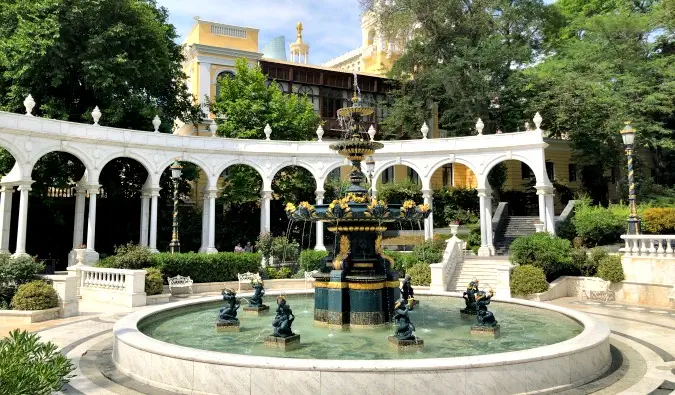 une immense fontaine fantaisie en Azerbaïdjan avec des personnages et des sculptures