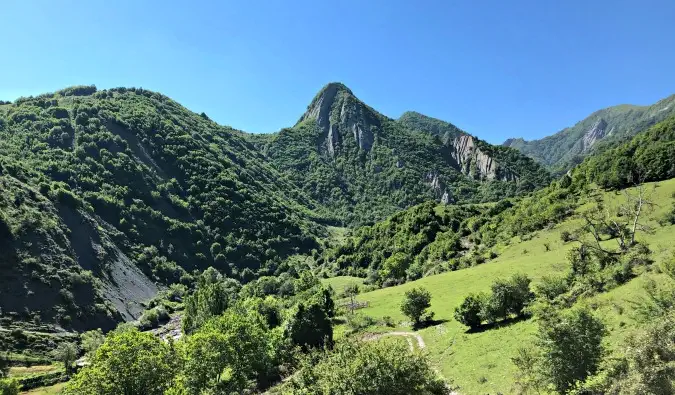 阿塞拜疆崎岖但郁郁葱葱的绿色山脉绵延至远方