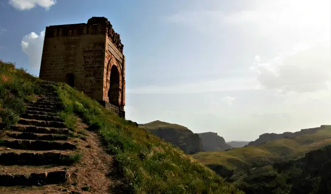 una vista panoramica in Azerbaigian che si affaccia su un terreno accidentato con un edificio storico in lontananza