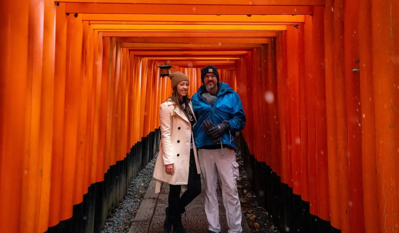 A blogueira Kristin Addis do Be My Travel Muse com seu parceiro e bebê no Santuário Fushimi Inari no Japão