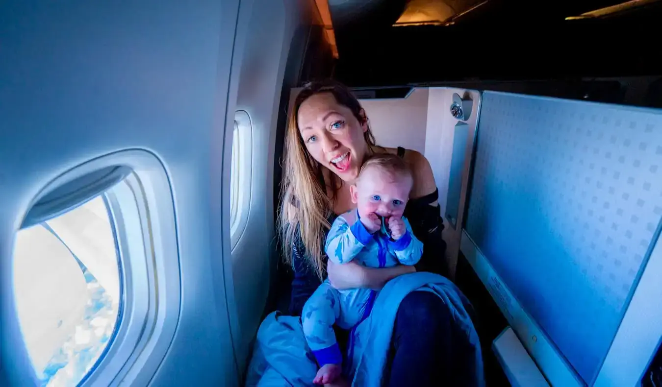 Kristin Addis vola con il suo bambino su un aereo