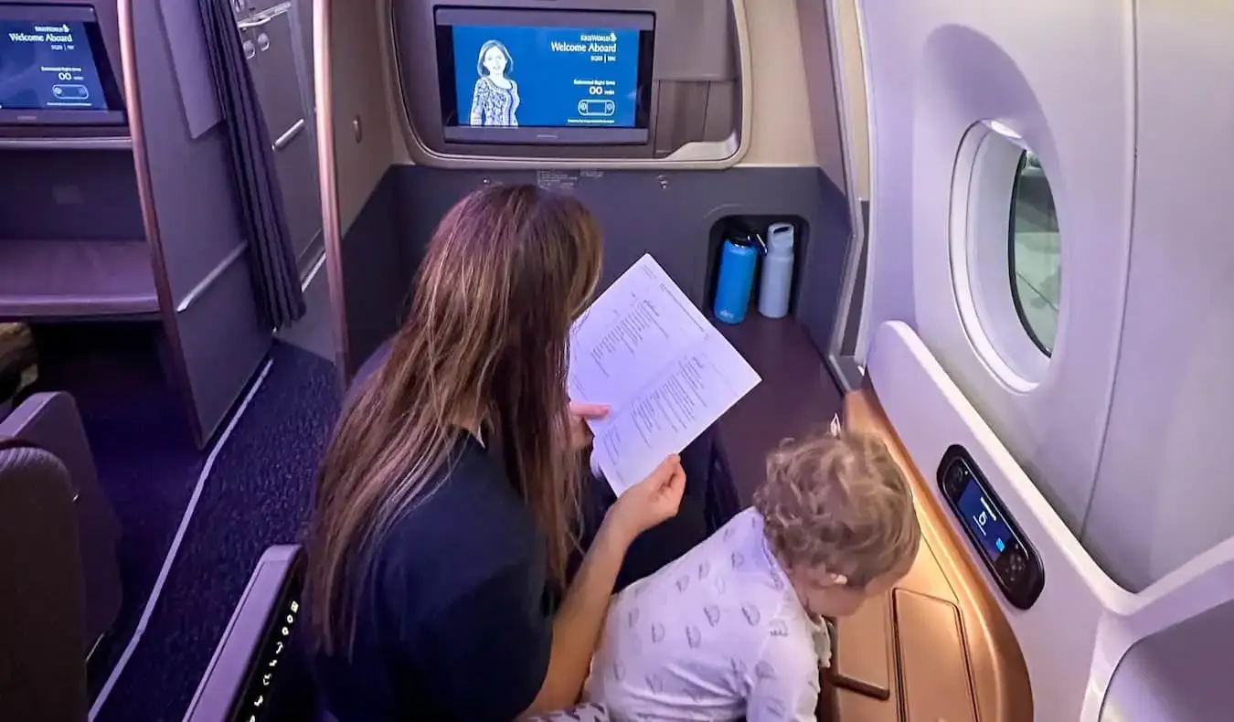 Kristin Addis vola con il suo bambino su un grande aereo