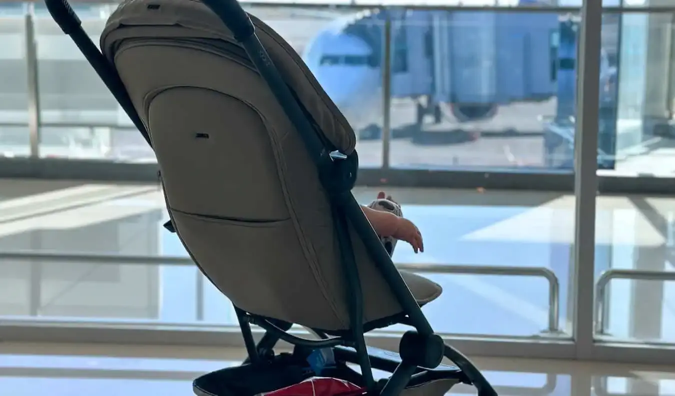 Ein Kinderwagen parkte während eines Zwischenstopps auf einem Flughafen