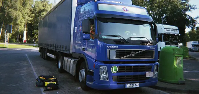 Un gran camió de transport morat a Jordània estacionat en un aparcament