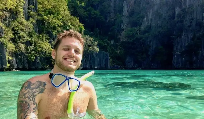 Mark Manson snorkeling di perairan jernih di Asia Tenggara