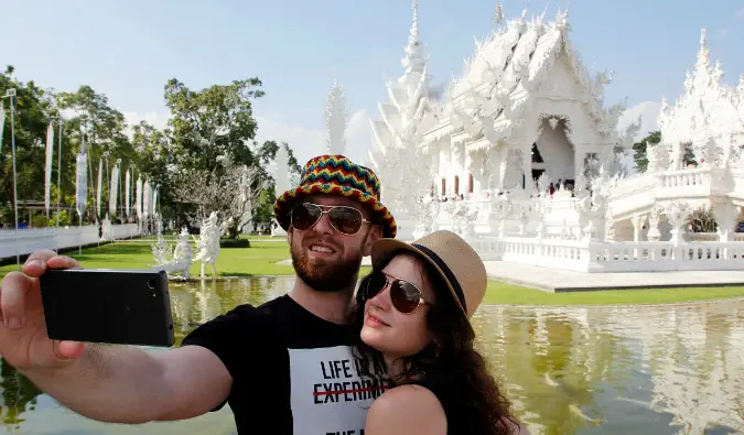 una pareja tomándose una selfie