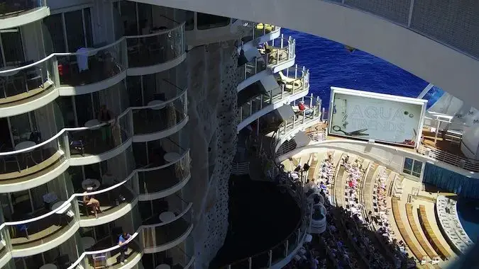 Le côté d'un bateau de croisière, montrant les niveaux des pièces et le pont