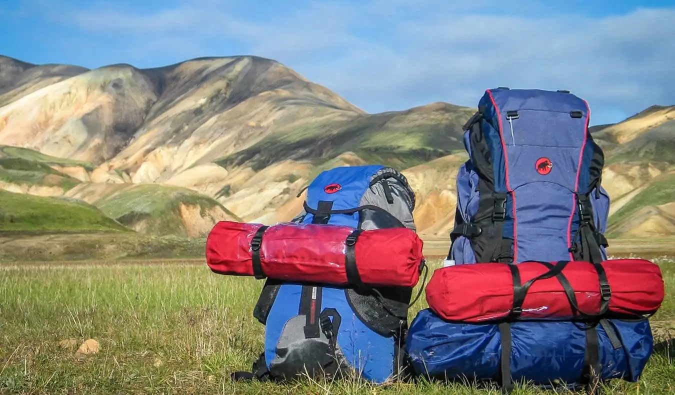 Ein Haufen Wanderausrüstung auf einem leeren Feld