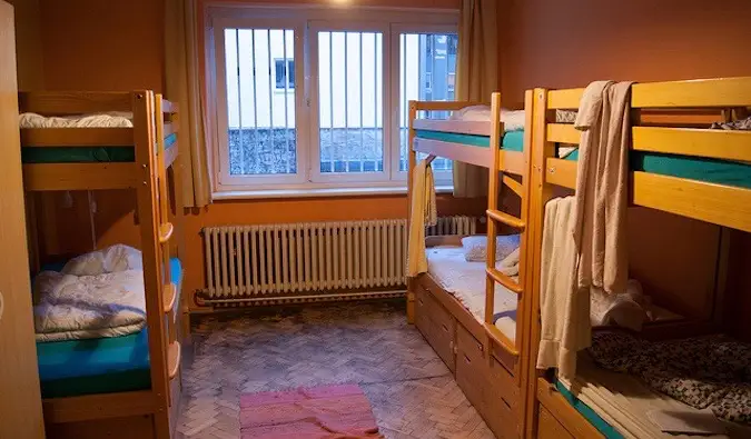 Ein Satz Etagenbetten im Schlafsaal eines Hostels