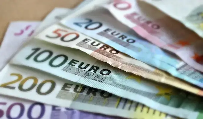 un tas de billets en euros colorés