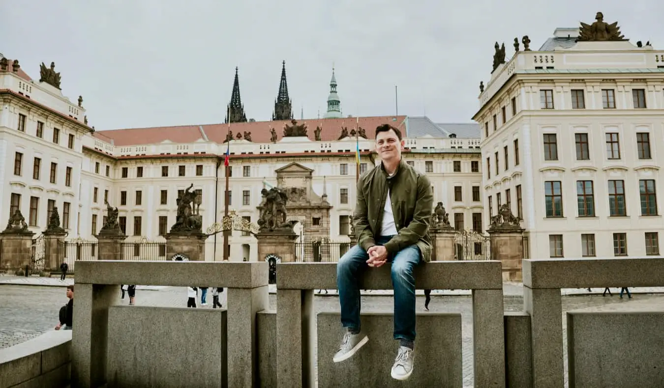 Nomadisk Matt poserer til et billede i det historiske Prag, Tjekkiet