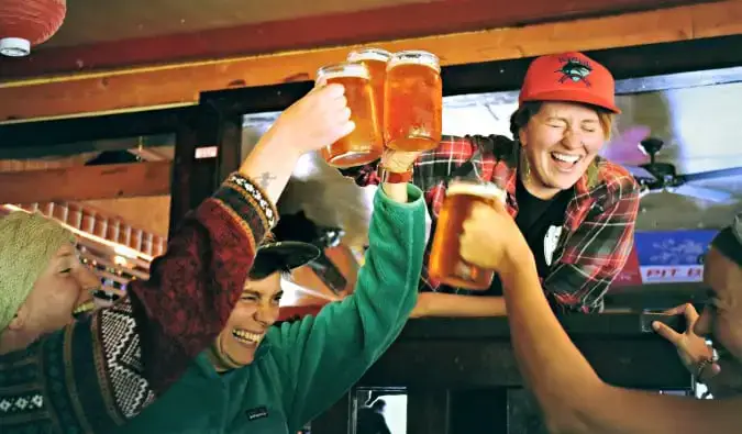 Un groupe de voyageurs s'amusant et buvant de la bière